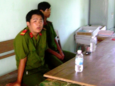 MC[-]Lê[-]Thoại[-]Kỳ[-](trái)[-]và[-]Phan[-]Nguyễn[-]Hoài[-]Nam[-]tại[-]cơ[-]quan[-]Công[-]an[-]xã[-]An[-]Hòa,[-]huyện[-]Tuy[-]An[-]-[-]Phú[-]Yên